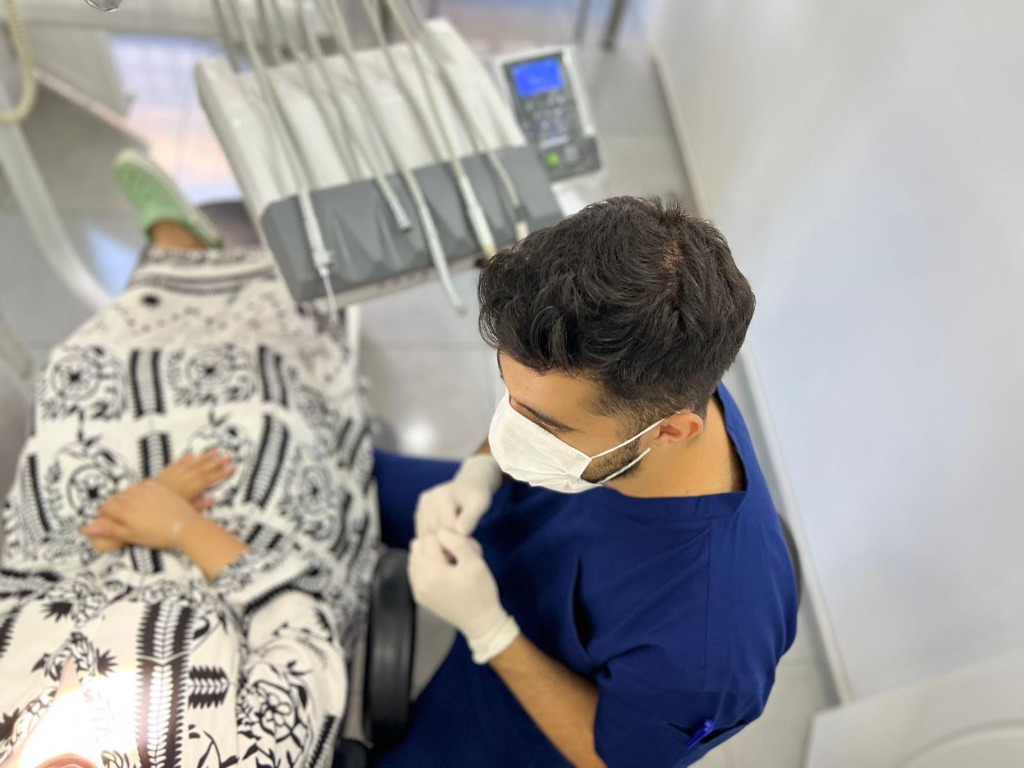 Kadir Emir Töyer Diş Kliniği tedavi üniti ve klinik ortamı